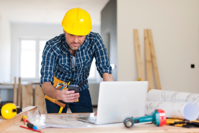 Handyman using a handyman software at work