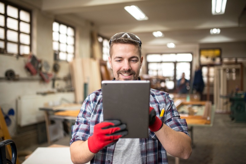 Handyman Technician using Handyman Software