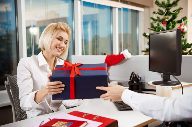 Interesting Client Gift Ideas: 31 Business Gifts That Clients Will Love