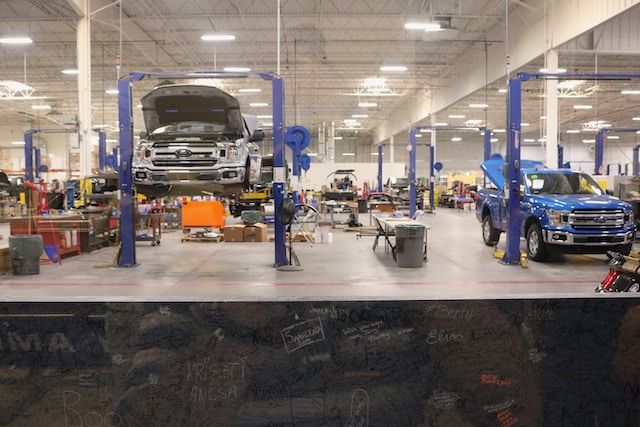 How can auto repair businesses develop effective pricing strategies?