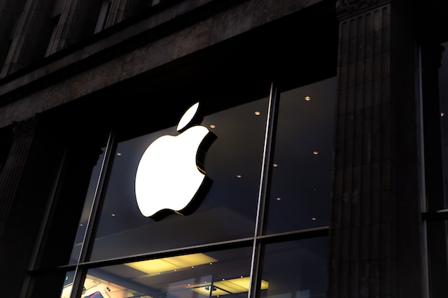 How can you set up and manage recurring payments with Apple?
