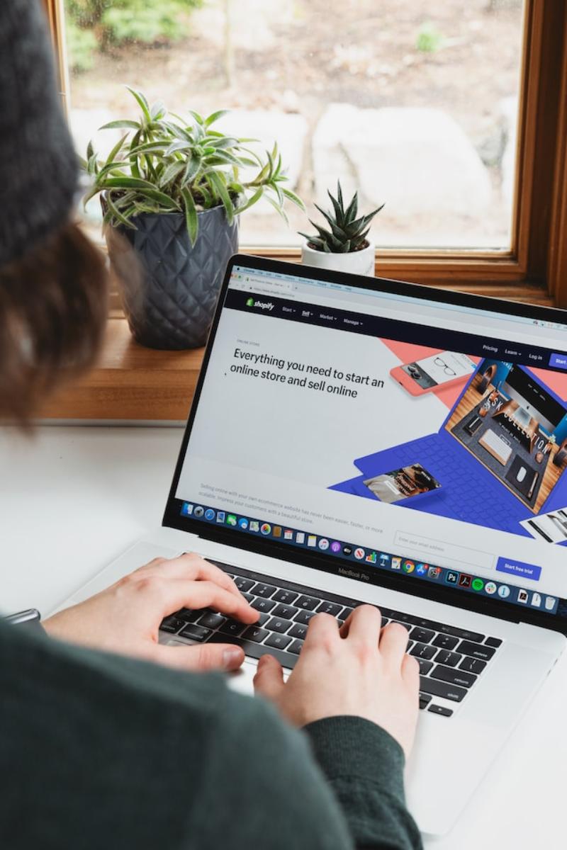 How can you develop an effective ecommerce business plan for success?