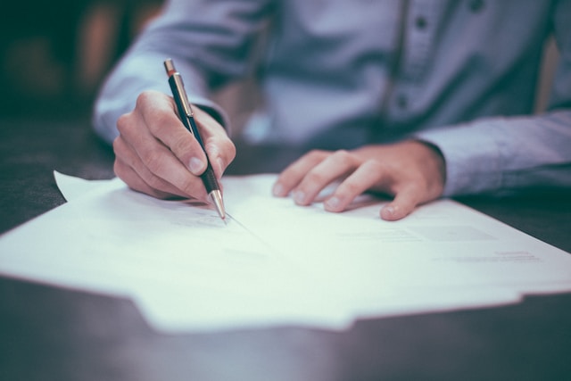 How can auto repair businesses secure fleet contracts successfully?