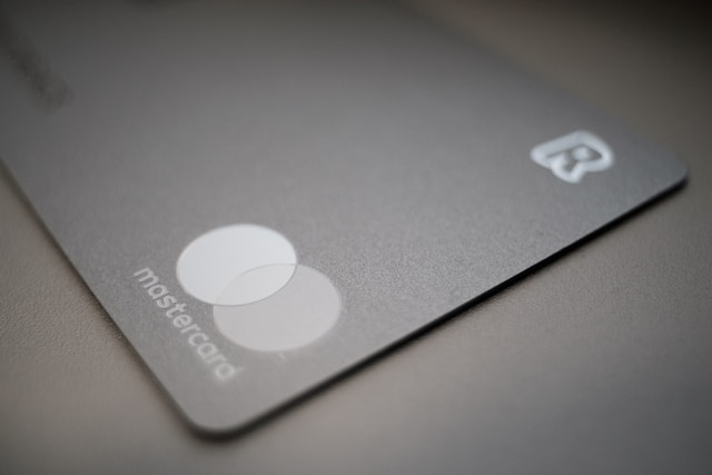 How to efficiently manage recurring payments with your debit card?