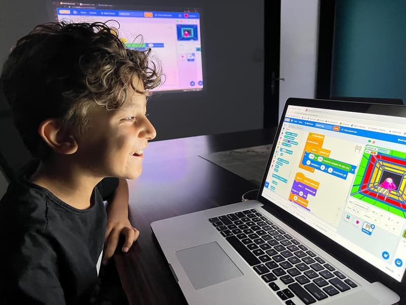 Passionate Turkish engineer promotes coding for children | Daily Sabah