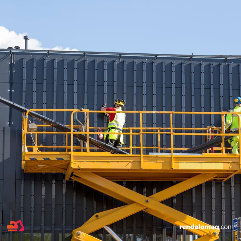 Alcanza el éxito en tus proyectos con los elevadores de tijera de RendaloMaq