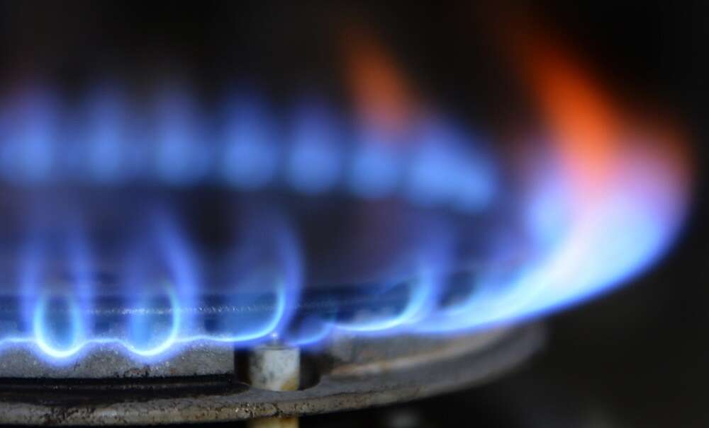 Analysis-Forget showering, it&#8217;s eat or heat for shocked Europeans hit by energy crisis