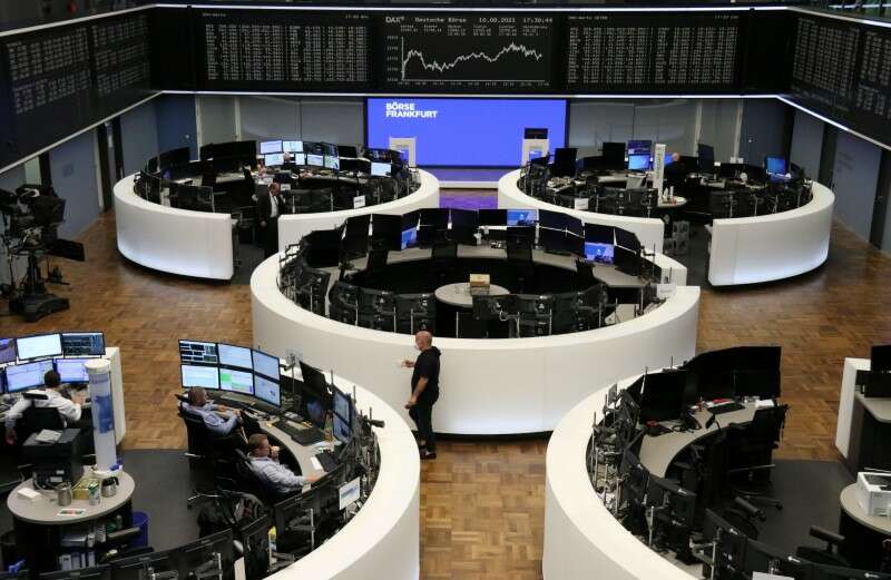 European stocks extend record rally on lift from insurers, M&#038;A activity