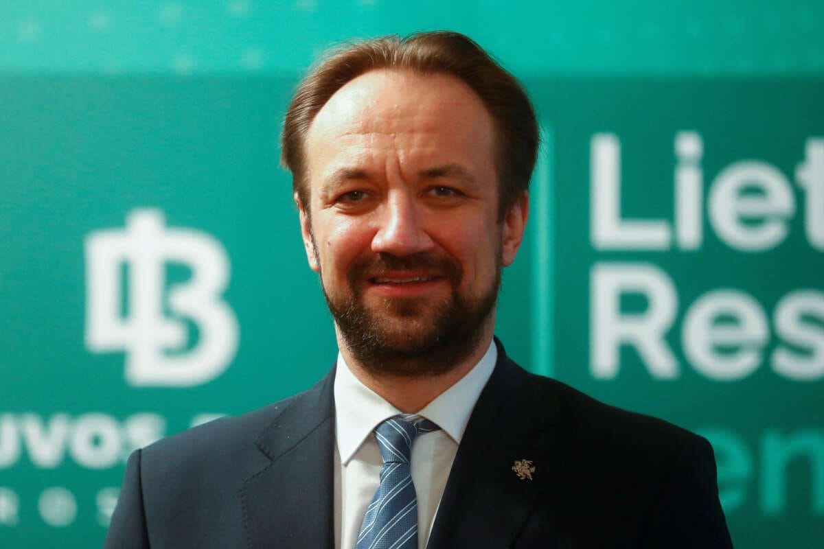 ECB policymakers back jumbo rate hike, differ on balance sheet cut