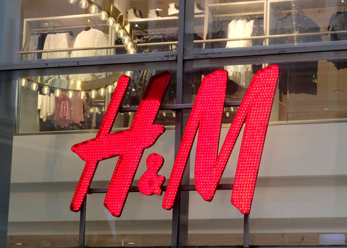 H&#038;M to cut costs as profits hit by inflation, cautious shoppers