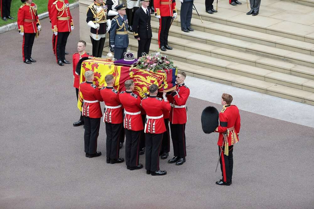 Queen Elizabeth died of &#8216;old age&#8217;, death certificate shows