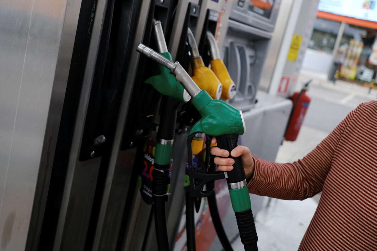 Oil falls ahead of Fed rate policy announcement