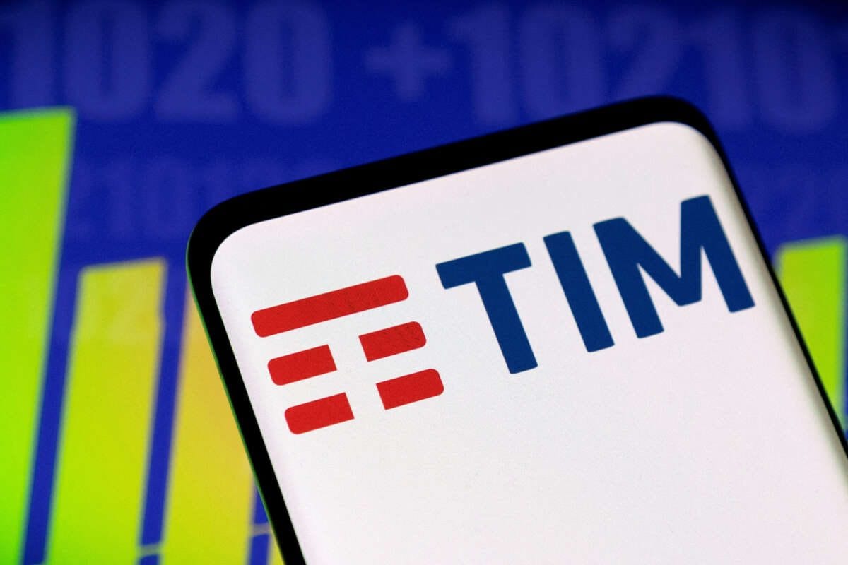 KKR prepares binding bid for Telecom Itali a&#8217;s grid as deadline looms
