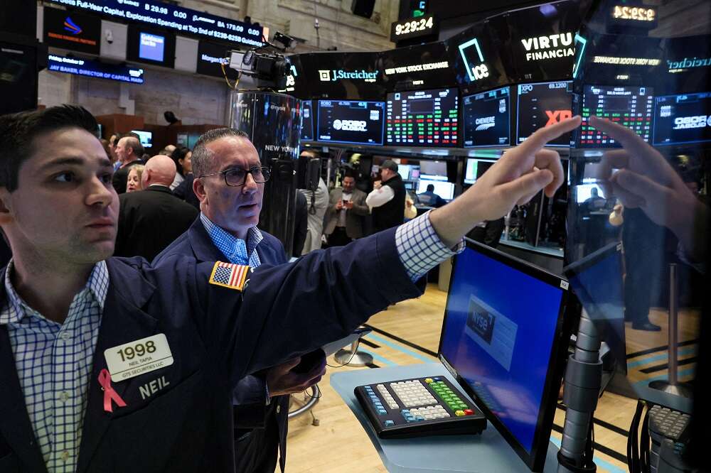 Analysis-Central banks&#8217; big pause spurs bruised bond investors to double down