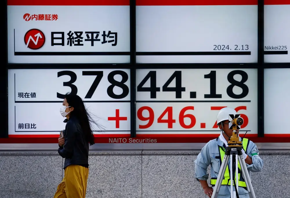 Euro, French bonds and stocks struggle on election uncertainty
