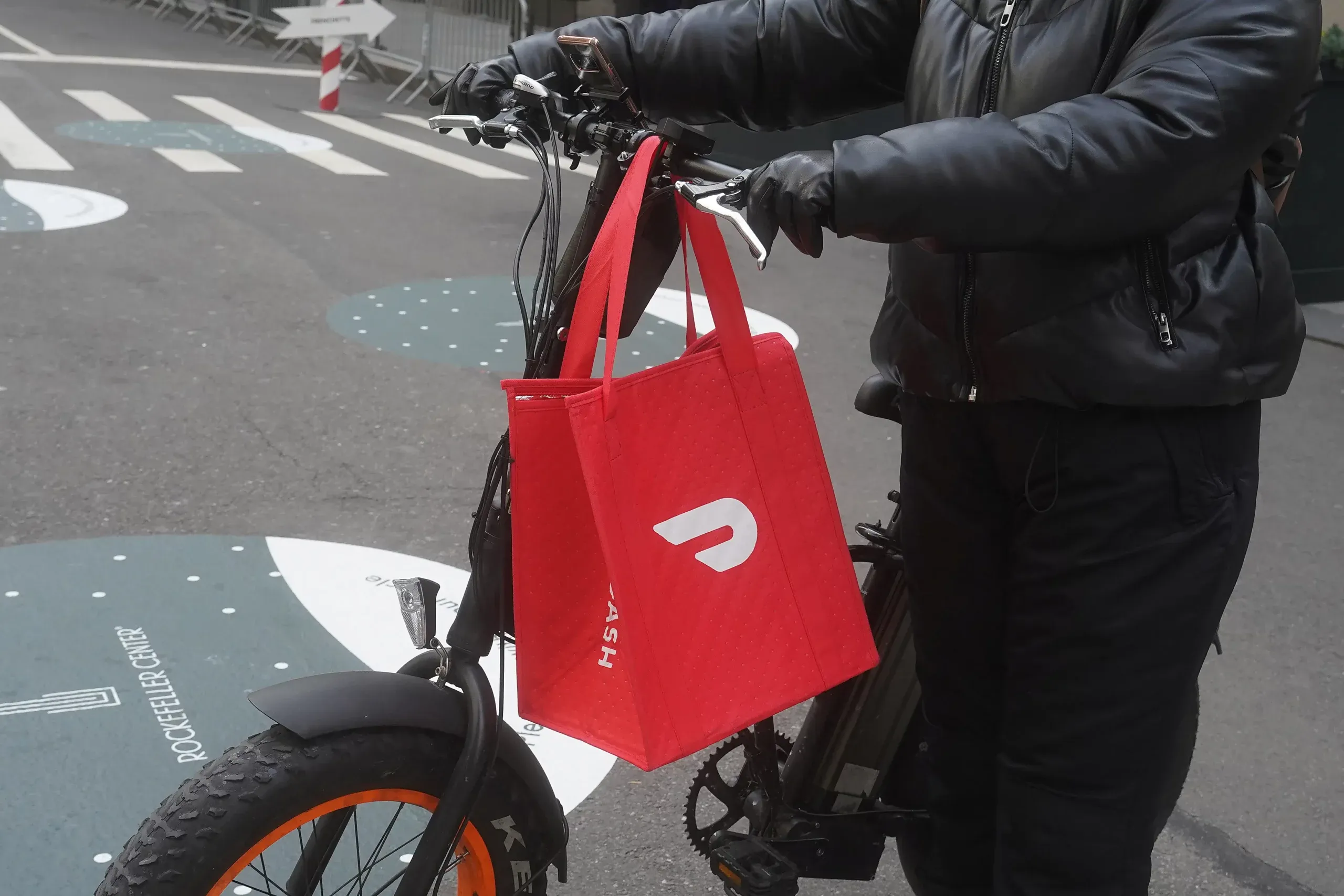 Exclusive-Doordash held talks with UK&#8217;s Deliveroo on takeover, sources say