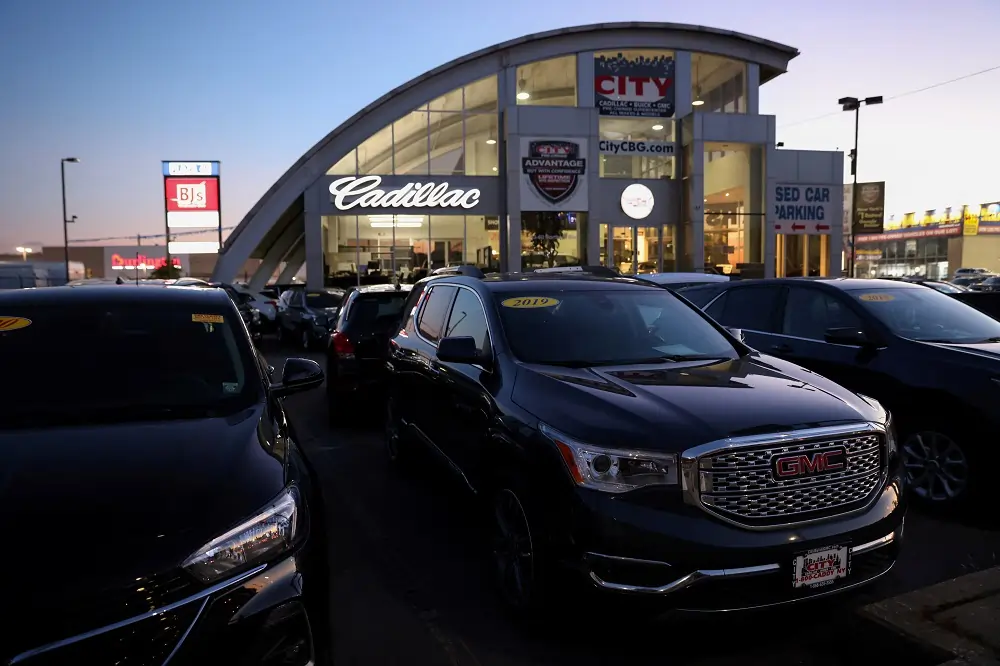 GM beats quarterly expectations and raises forecast, but shares dive