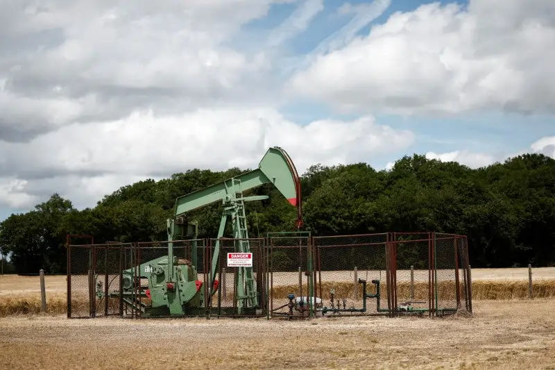 Oil rises for fifth straight session on Mideast tensions and US data
