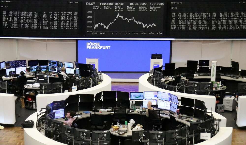 European shares end week lower on recession fears