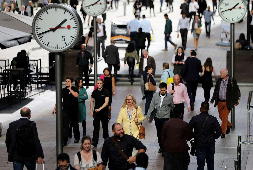 Analysis-UK slips towards recession, heaping pressure on next PM to help