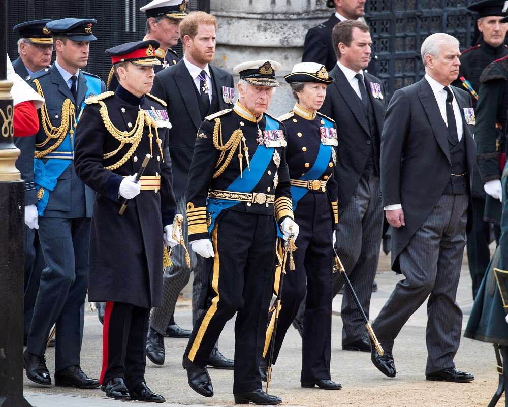 Royals&#8217; grief for queen shows through ceremonial pageantry