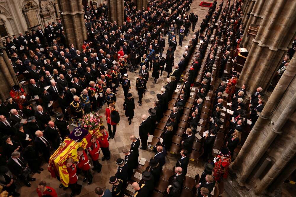 Queen Elizabeth&#8217;s coffin reaches Windsor, her final resting place