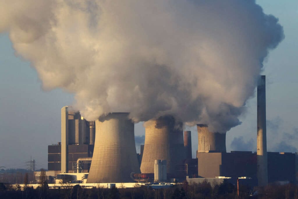 Global energy-related CO2 emissions edged up to record high in 2022 &#8211; IEA