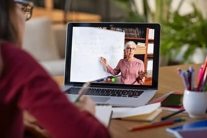 Online learning platforms: revolutionizing and democratizing education