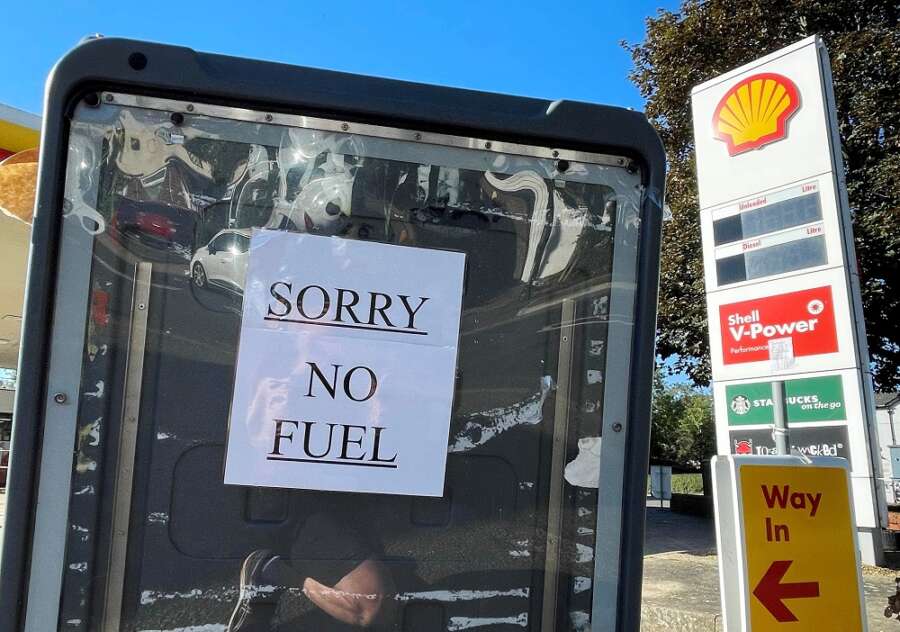 British army to start driving tankers as queues for fuel continue