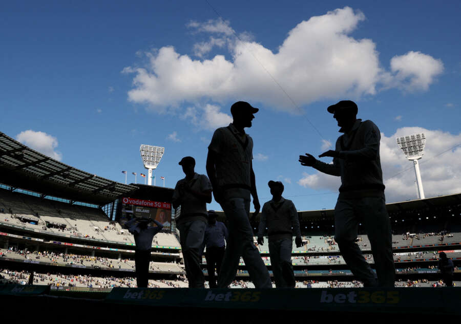 Cricket-Australia storm rattles England after drizzle delay