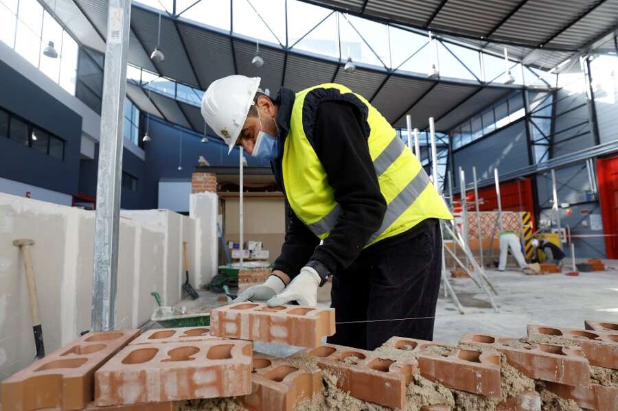 Worker shortage jeopardises Spain&#8217;s EU-funded recovery plan