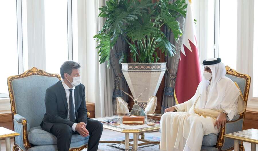 Exclusive-Germany, Qatar at odds over terms in talks on LNG supply deal -sources