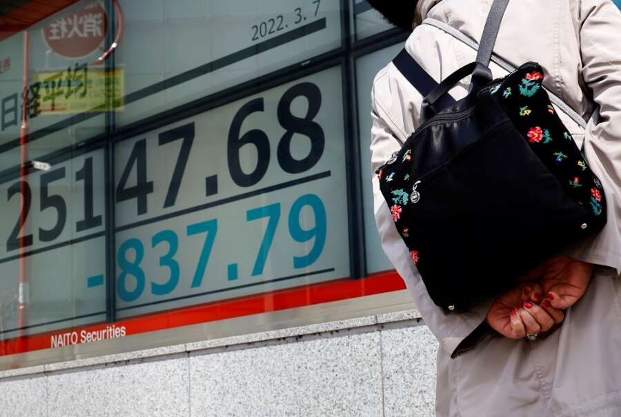 Wall Street set to open higher, oil prices extend losses