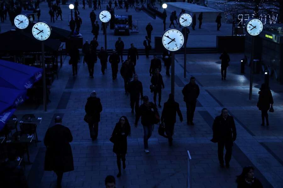 UK&#8217;s hot labour market cools and inflation eats pay