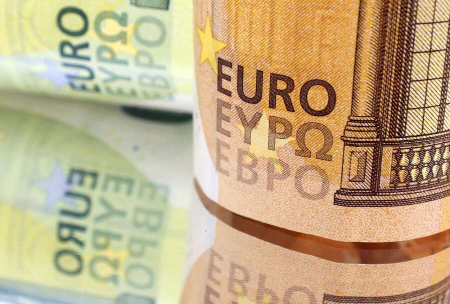 Euro zone yields fall as US payrolls seen easing rate-hike pressure