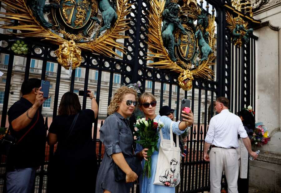 With selfies and salutes, Britain&#8217;s generations mark queen&#8217;s passing