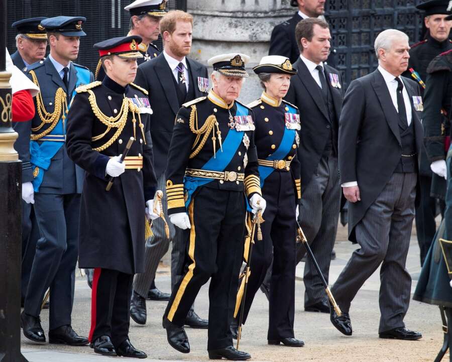 Royals&#8217; grief for queen shows through ceremonial pageantry