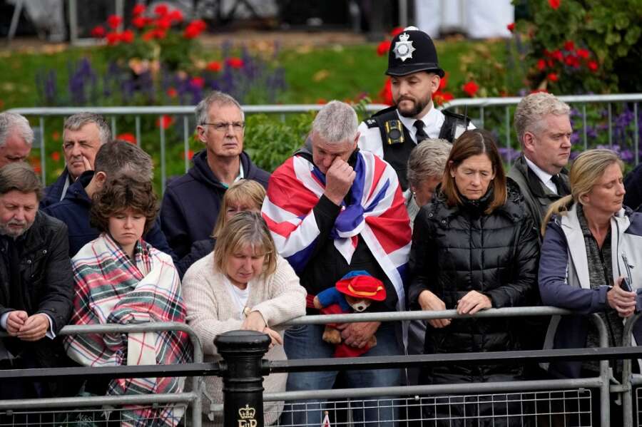 Huge crowds follow queen&#8217;s funeral in silence and awe