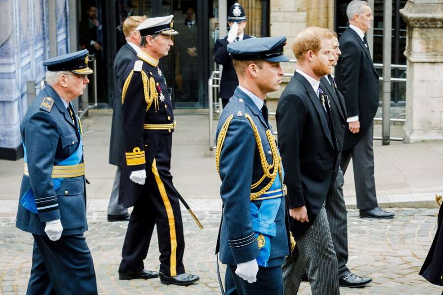 Royals&#8217; grief for queen shows through ceremonial pageantry