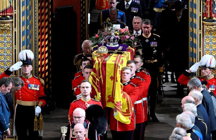Queen Elizabeth&#8217;s coffin starts journey to final resting place