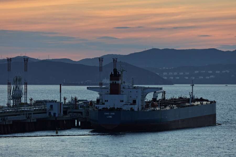 Oil falls as earthquake impact on crude eases, rate hike fears rise