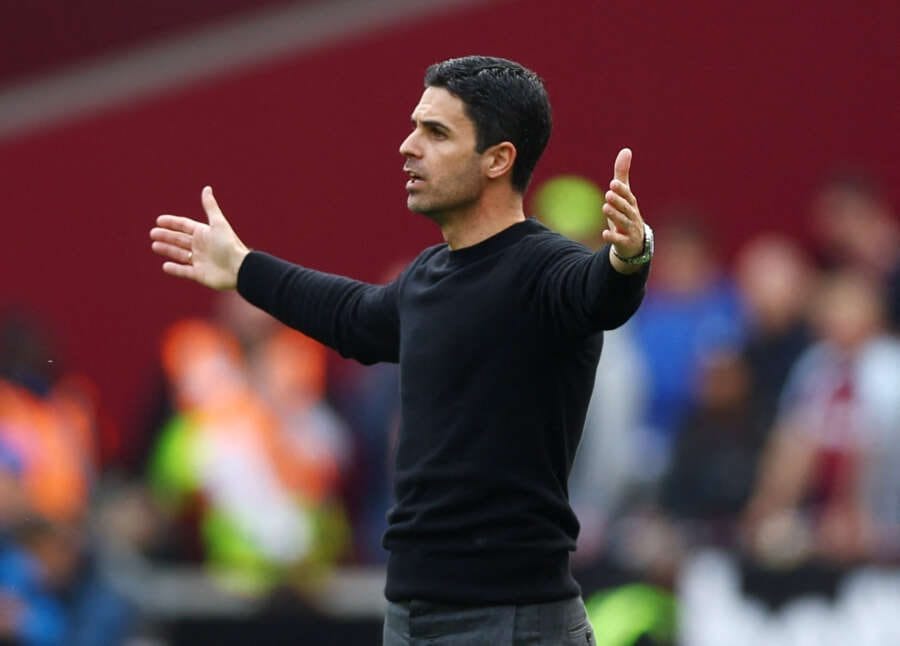 Soccer-Jittery Arsenal losing their grip with summit in sight