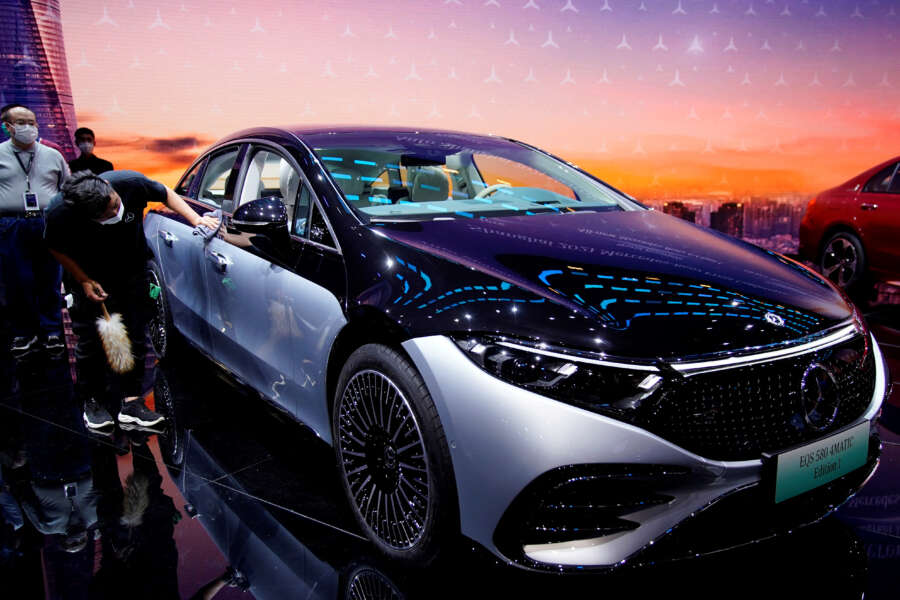 Mercedes-Benz says better supplies boost orders, economy still weighs