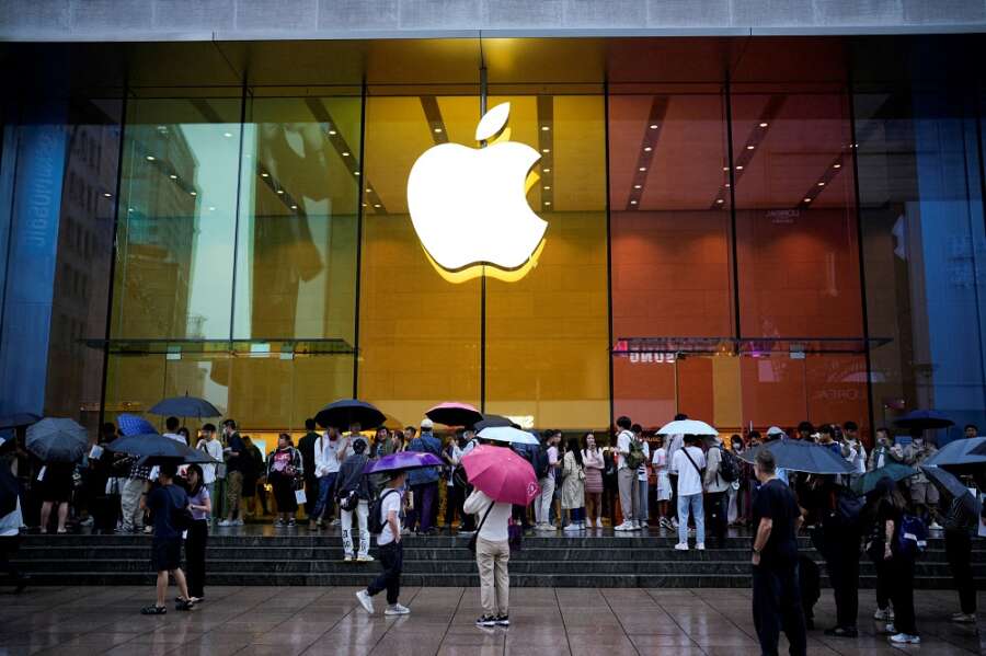 Apple&#8217;s holiday-quarter forecast faces threat from Huawei, weak China market