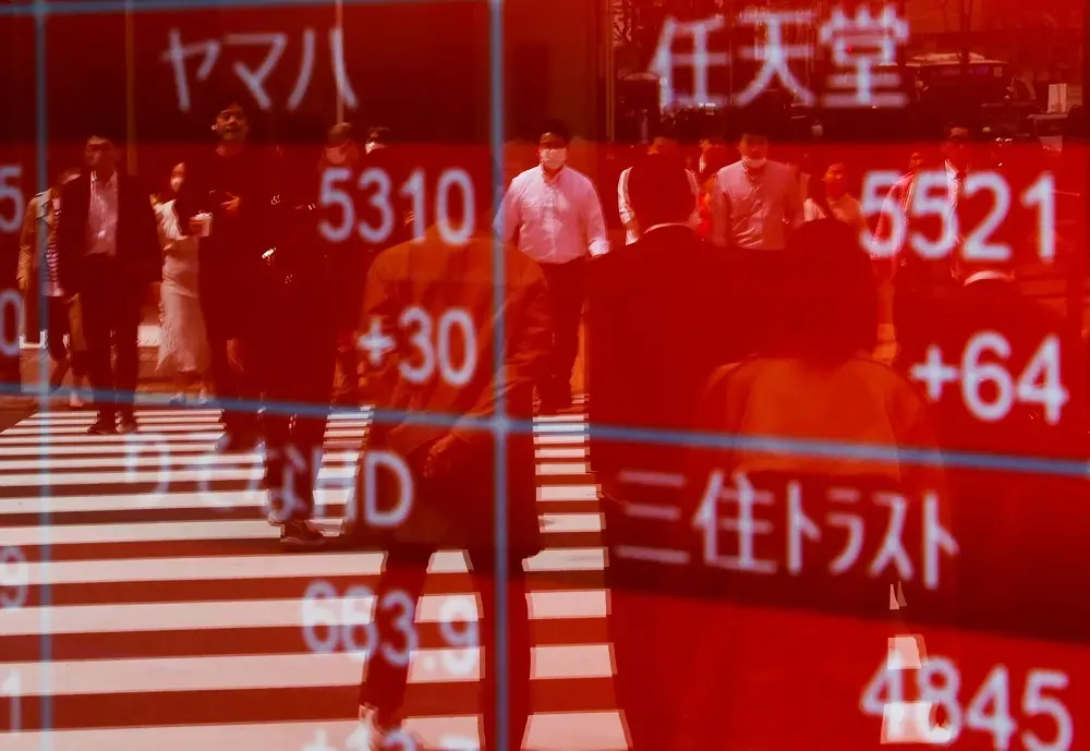 European stocks climb as yen slumps to one-year low