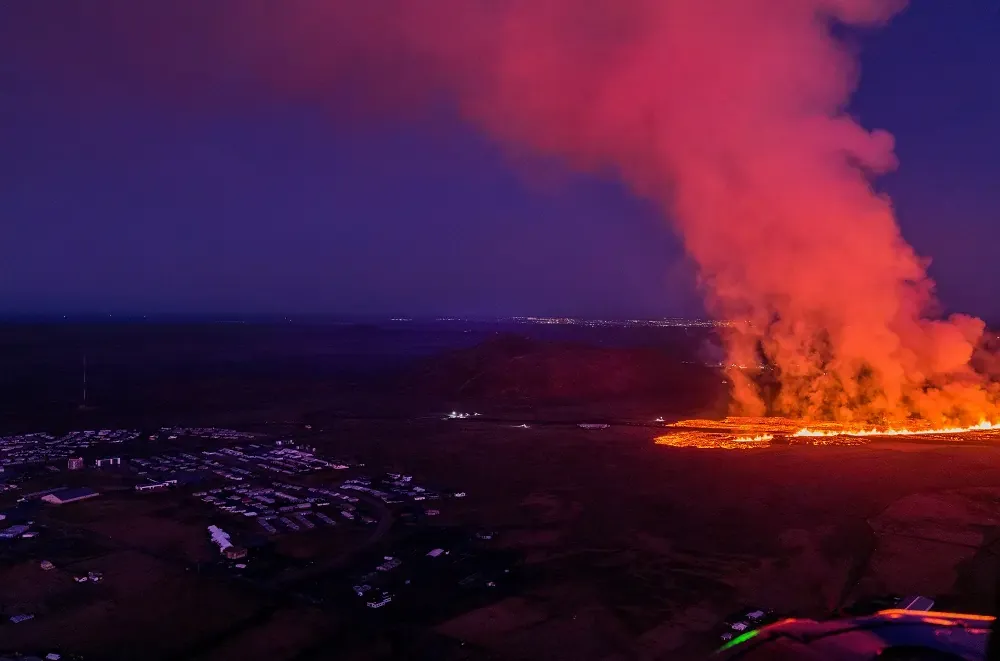 Iceland volcano recedes after &#8216;black day&#8217; of town fires