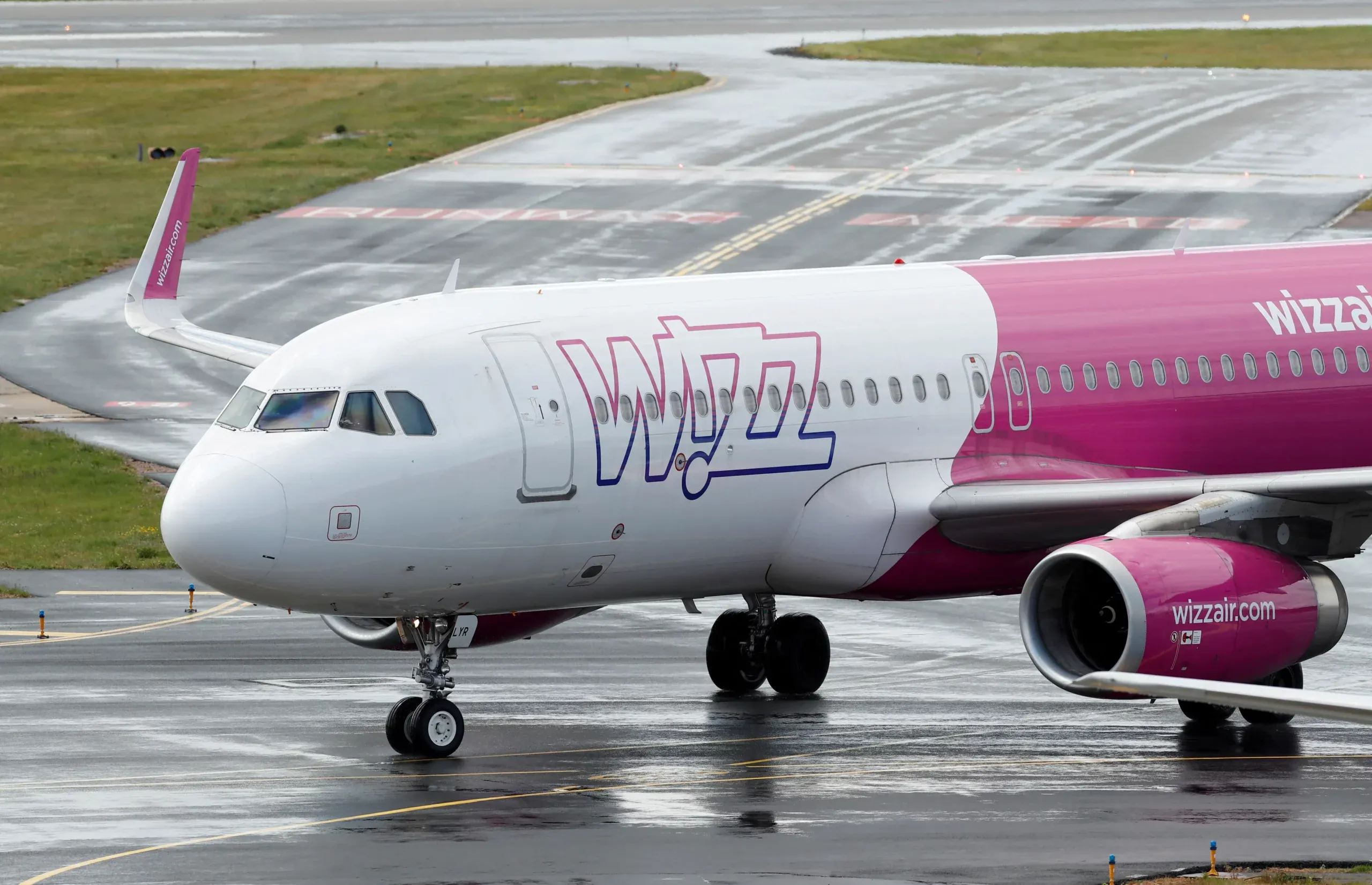 Analysis-Aircraft shortages turn into cash bonanza for some airlines