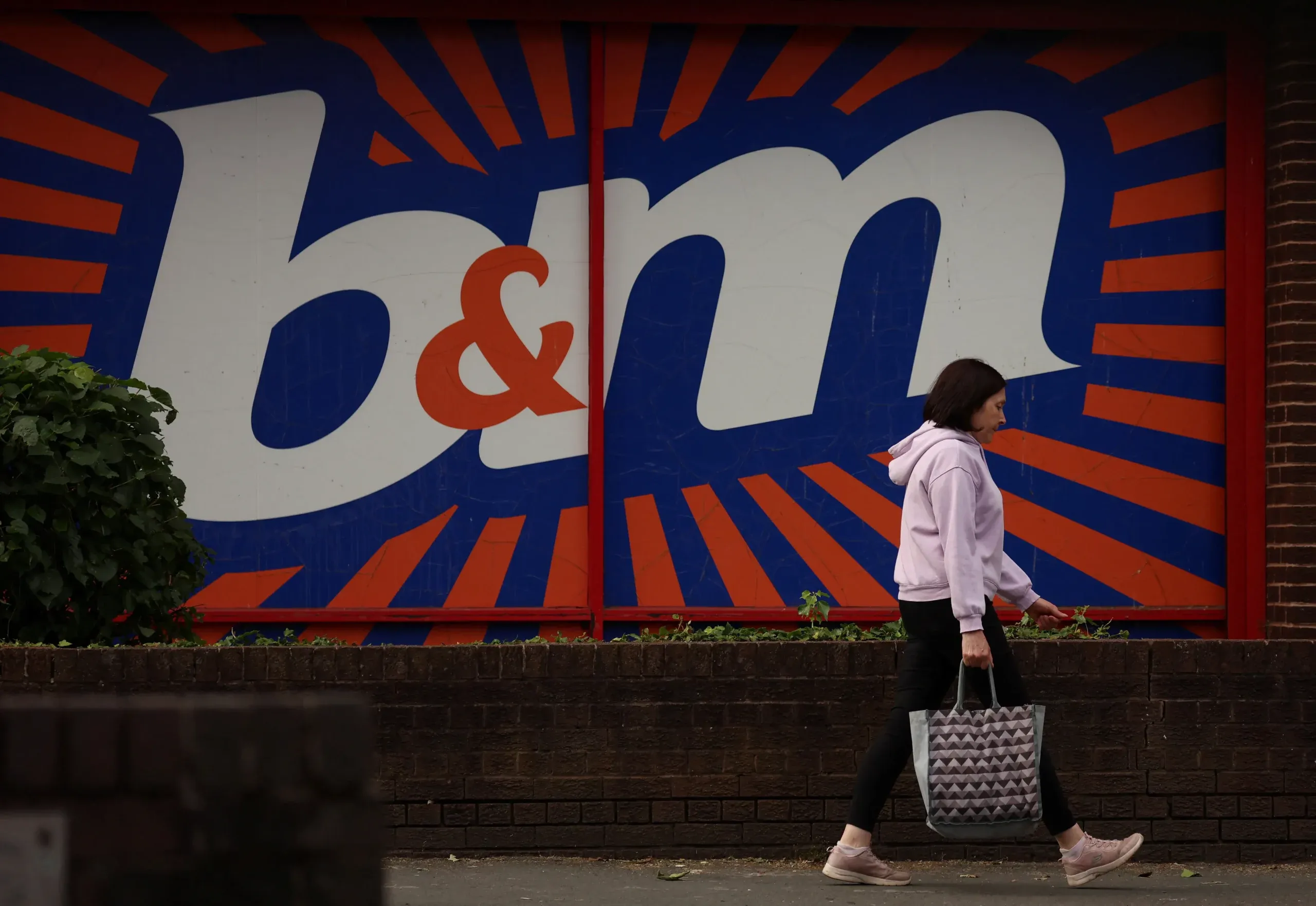 UK discounter B&#038;M profit up 10%, boosted by new store openings
