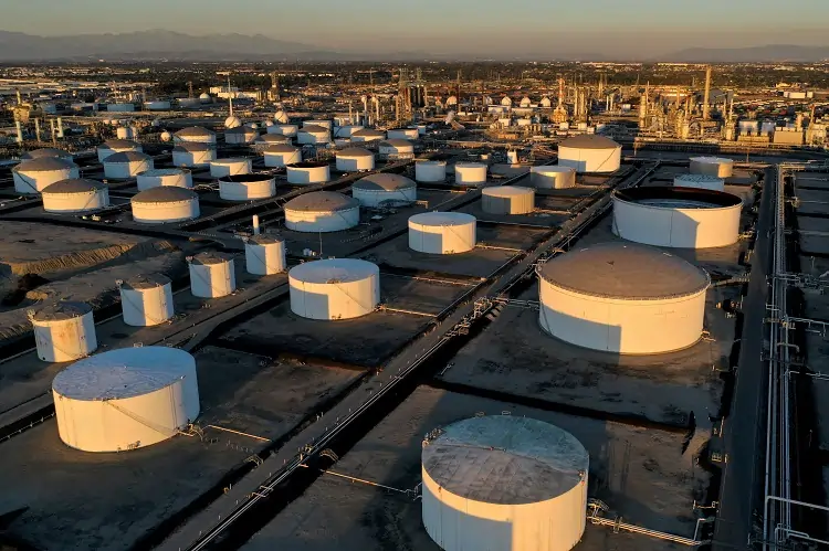Oil climbs on Middle East escalation fears, US Fed rate cut