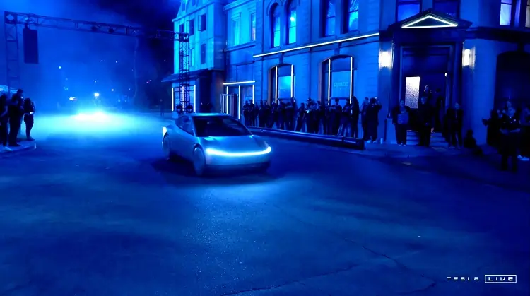 Tesla&#8217;s sporty, two-seater robotaxi design puzzles experts